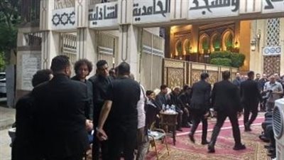 نجوم الأغنية الشعبية يودعون أحمد عامر في عزاء مهيب بالحامدية الشاذلية