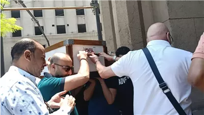  تامر عبد المنعم يودع والده الكاتب الكبير محمد عبد المنعم بالدموع