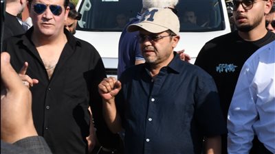 «وداعا مخرج الواقعية».. جنازة سامح عبدالعزيز تشهد حضورا فنيا واسعا