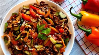 جديدة ومليانة نكهة.. طريقة عمل سلطة باذنجان بالفريك بشكل غير تقليدي 