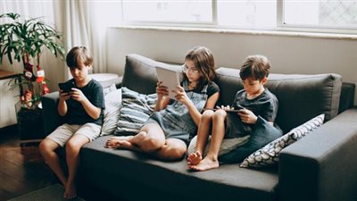 حيل ذكية تساعدك في ضبط استخدام الأطفال للموبايل والتابلت خلال عطلة الصيف
