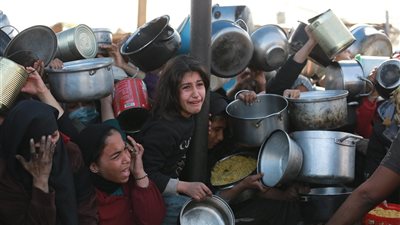 القاهرة تحذر.. المدنيون في غزة يواجهون الموت جوعا وسط صمت دولي