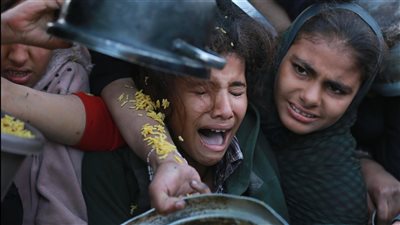 مصورون يوثقون المجاعة في غزة.. ووزارة الصحة تحذر من انهيار شامل