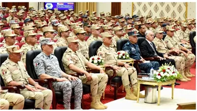 وزير الدفاع يلتقي قادة وضباط المنطقة المركزية.. «القوات المسلحة درع الوطن وسيفه»