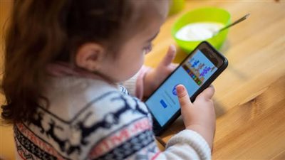 أضرار نفسية لا تتوقعها.. لا تمنح طفلك «موبايل» قبل هذا العمر