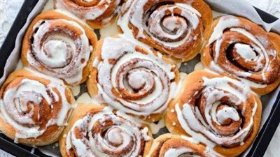 بدون عجن وبأقل مكونات.. جربي «السينابون الكداب» بالعيش الفينو في دقائق