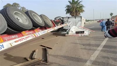 انقلاب تريلا بميدان عبد المنعم رياض يتسبب في تكدس مروري