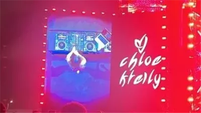 كلوي كتيلي تشعل مسرح «يو أرينا» في العلمين بأغاني عربية وأجنبية