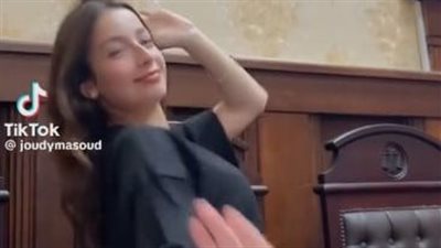 فتاة ترقص داخل قاعة محكمة.. فيديو يثير غضبا واسعا وتحرك أمني عاجل