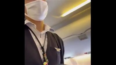 مضيفة طيران بالخطوط الجوية الأمريكية ترتدي شارة علم فلسطين وتثير جدلا واسعا