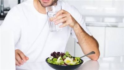 خبراء التغذية يحذرون.. أطعمة لا يفضل تناول الماء معها «لتفادي مشكلات الهضم»