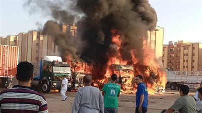 كارثة صباحية.. حريق 4 سيارات نقل داخل جراج قرب مستشفى القرين بالشرقية