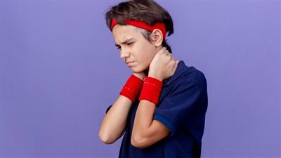 الجوال وصحة طفلك.. خطر «متلازمة الرقبة النصية» يزداد مع الاستخدام المفرط