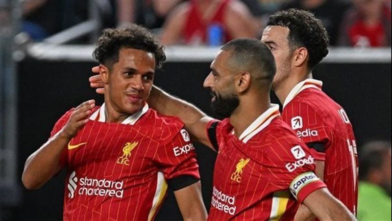 محمد صلاح رفقة لاعبي