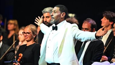 هاني فرحات يكتب التاريخ.. أول مايسترو عربي يقود أوركسترا فرساي الملكية