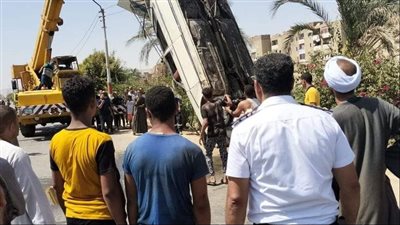 سقوط سيارة داخل مصرف بلبيس يحول فرحة 5 شباب إلى مأساة