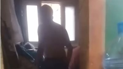 بسبب المخدرات.. فيديو مروع يوثق اعتداء شاب على والدته بالسب والضرب بالجيزة