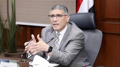 محافظ الجيزة يبحث إلغاء الفترة المسائية بالابتدائي