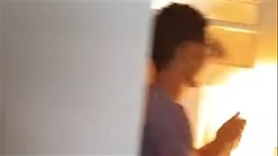 الأمن يفحص فيديو شابين يشعلان النيران بغرفة صديقهم 