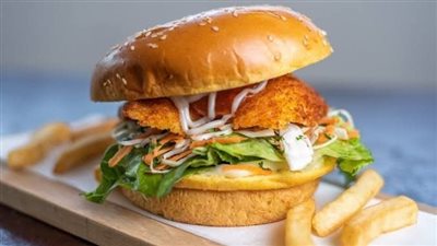 طريقة تحضير «برجر الدجاج» المحشو بالجبنة بأسهل الخطوات 