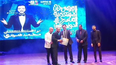 أحمد السقا يتسلم جائزة تكريم هنيدي بمهرجان الإسكندرية