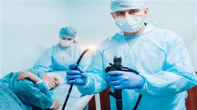 7 معتقدات خاطئة حول «المنظار» بين النزيف والتقيؤ