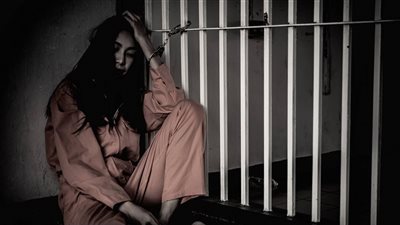 واقعة غريبة.. شاب يستضيف ثلاث فتيات ويتهمهن بسرقته لاحقًا