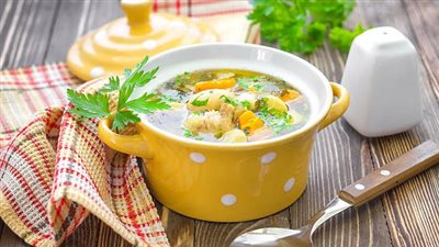 طريقة شوربة الخضار بالدجاج.. وجبة صحية وسهلة التحضير