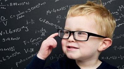 متى تعرف أن طفلك يحتاج نظارة لحماية بصره