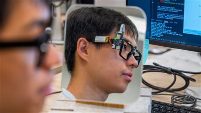 «نظارة ذكاء اصطناعي» تكشف صحتك من رمش العين