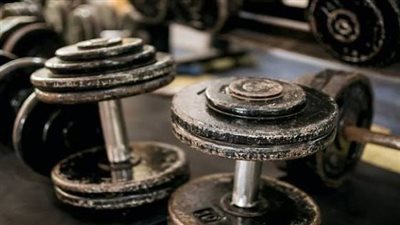 استشاري مناعة يحذر.. «أجهزة الجيم» مأوى للبكتيريا الصامتة