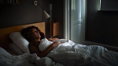 «حرقة المعدة والارتجاع».. تجنب هذه الوجبات قبل النوم