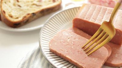 كارثة صامتة.. «اللانشون» يحتوي سموما تهدد القلب والدم