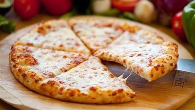 طريقة عمل بيتزا الجبنة القريش الصحية «بدون دقيق»