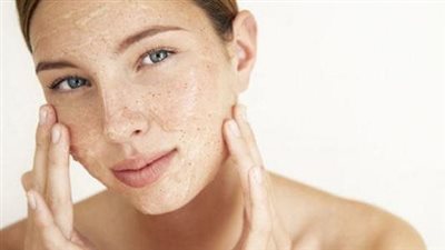 من مطبخك.. وصفات طبيعية فعالة لتقشير البشرة بعمق