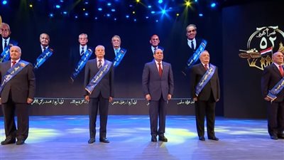 الرئيس السيسي يمازح أبطال أكتوبر.. اسمحولي أتصور معاكم