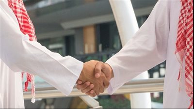 هل تستجاب الدعوات عند المصافحة؟ الإفتاء توضح الحقيقة