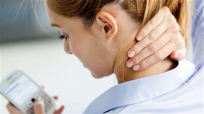 احذر.. متلازمة الرقبة النصية تهدد مستخدمي الهواتف