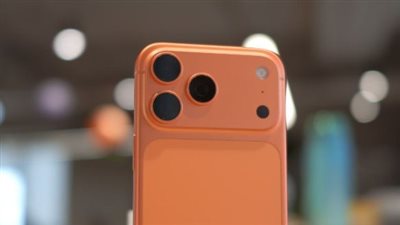 آيفون 17 برو يثير الجدل بتغير لونه البرتقالي