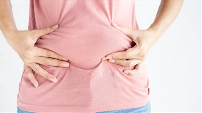 دهون البطن وآلام الظهر.. عوامل تؤذي العمود الفقري