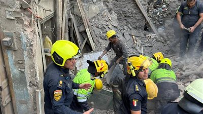 حادث عقار روض الفرج المنهار.. صور تظهر استخراج ناجٍ بأعجوبة