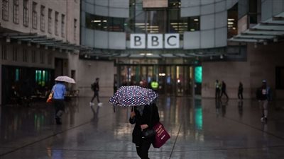 وزيرة الثقافة البريطانية تطالب الـ«BBC» بالاعتذار لترامب