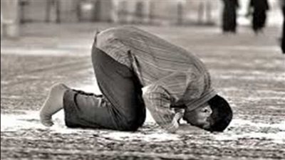 أمين الفتوى يحسم الجدل حول الابتسام أثناء الصلاة