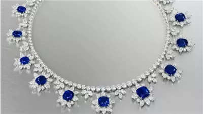  قلادة ياقوت أزرق ملكية تباع بمبلغ خيالي في هونج كونج