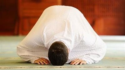 حكم جمع الصلاة لأجل العمل.. الإفتاء توضح الحكم