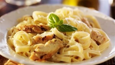 مكرونة ألفريدو بالفراخ بوصفة كريمية فاخرة مثل المطاعم