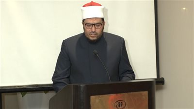 العلماء يناقشون الأمية الدينية والهوية الرقمية واضطراب تحديد الجنس