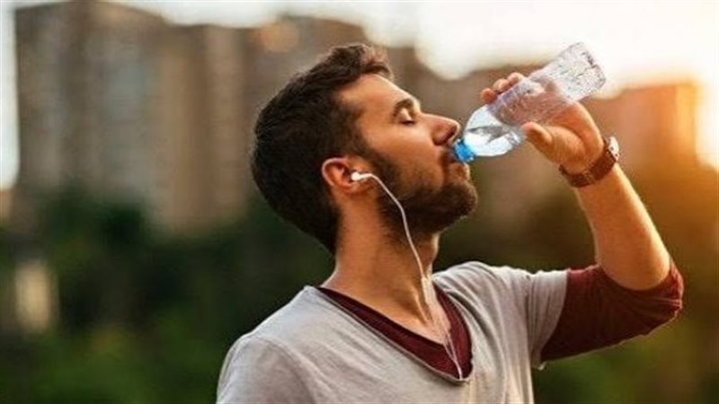 أضرار شرب الماء واقفا 