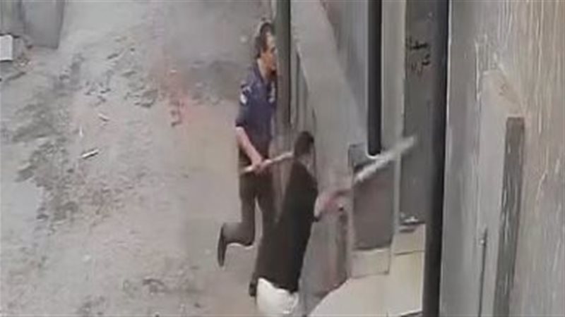 اعتداء شخصين على