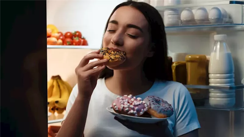 تناول الحلويات 